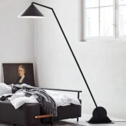 Northern Gear Floor - Mattschwarze Stehlampe