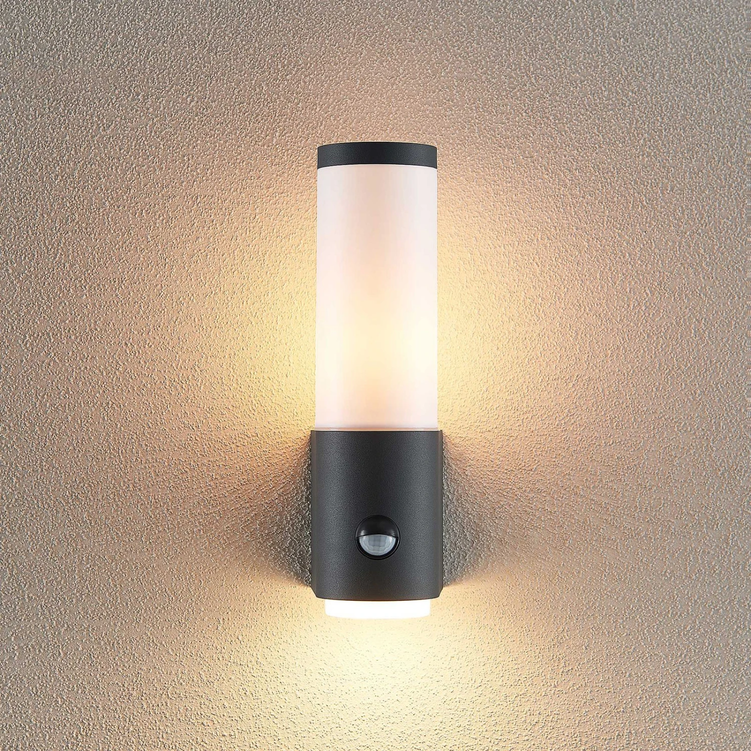 Lindby Okari Außenwandleuchte Mit Sensor, Gerade 6 Lindby Okari Außenwandleuchte Mit Sensor, Gerade – Bild 6